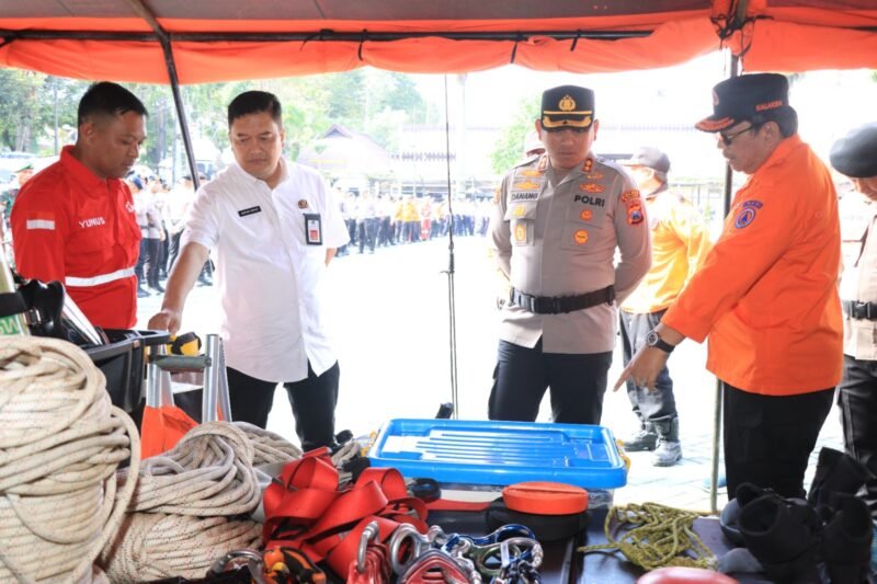 Ket foto. Kapolres Malang AKBP Danang Setiyo PS, bersama Sekretaris Daerah kabupaten Malang, Budiar Anwar saat mengecek perlengkapan dan kesiapan tanggap bencana 
