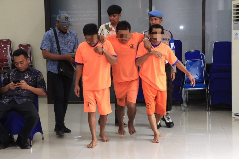 Ket foto. Tiga tersangka pencurian kendaraan bermotor berhasil diringkus jajaran Kepolisian Resor Malang