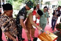 Ket foto. Syukuran selesainya pipanisasi di di Dusun Sengkareng dipimpin Komandan Kodim (Dandim) 0818/Malang-Batu, Letkol Czi Bayu Nugroho, bersama Bupati Malang, H.M. Sanusi serta warga masyarakat sekitar
