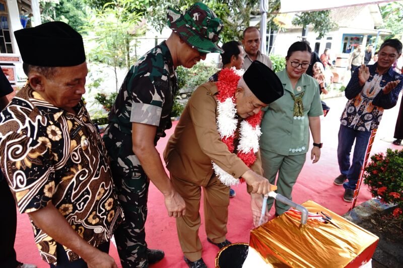 Ket foto. Syukuran selesainya pipanisasi di di Dusun Sengkareng dipimpin Komandan Kodim (Dandim) 0818/Malang-Batu, Letkol Czi Bayu Nugroho, bersama Bupati Malang, H.M. Sanusi serta warga masyarakat sekitar