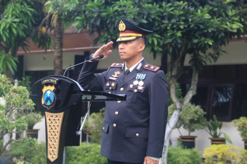 Ket foto. Wakapolres Malang, Kompol Bayu Halim Nugroho, S.H., S.I.K., M.Si., bertindak sebagai inspektur upacara pada peringatan Hari Pahlawan di halaman Mapolres Malang