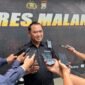 Ket foto. Kasihumas Polres Malang AKP Bambang Subinajar saat diwawancara awak media 