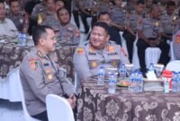 Ket foto:: Kapolres Pasuruan, AKBP Jazuli Dani Iriawan saat diskusi dengan anggota polisi