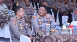 Ket foto:: Kapolres Pasuruan, AKBP Jazuli Dani Iriawan saat diskusi dengan anggota polisi