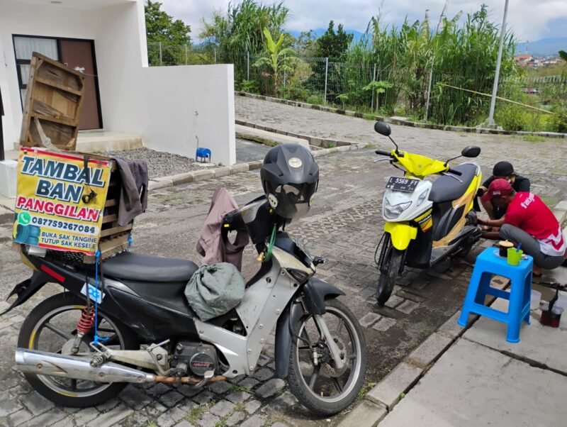 Ket foto. Kisah inspiratif tukang tambal ban di Kota Batu