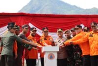 Ket foto. Kapolres Batu AKBP Andi Yudha Pranata, S.H., S.I.K., M.Si., bersama Forkopimda saat mengikuti Apel Kesiapsiagaan Tanggap Darurat Bencana Hidrometeorologi di halaman Balai Kota Among Tani