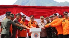 Ket foto. Kapolres Batu AKBP Andi Yudha Pranata, S.H., S.I.K., M.Si., bersama Forkopimda saat mengikuti Apel Kesiapsiagaan Tanggap Darurat Bencana Hidrometeorologi di halaman Balai Kota Among Tani