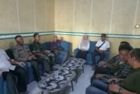 Dokumen foto : kepala desa Riski Wahyuni saat mediasi di kantor desa .