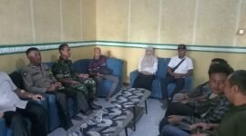 Dokumen foto : kepala desa Riski Wahyuni saat mediasi di kantor desa .