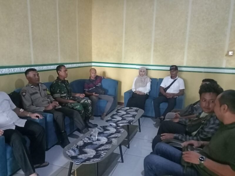 Dokumen foto : kepala desa Riski Wahyuni saat mediasi di kantor desa .