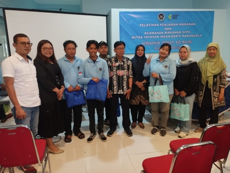 Ket foto. Tim pelatihan dari Dinas Kesehatan Kabupaten Malang bersama peserta pelatihan penjamah makanan di SPPG Yayasan Insan Bakti Rakanuala Kendal Payak 