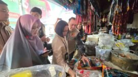 Dokumen foto; Reskrim polres Pasuruan saat cek harga di pasar Bangil