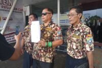 Dok foto: Ayik Suhaya beserta jajarannya tunjukkan surat pelaporan di polres pasuruan