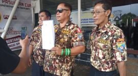 Dok foto: Ayik Suhaya beserta jajarannya tunjukkan surat pelaporan di polres pasuruan