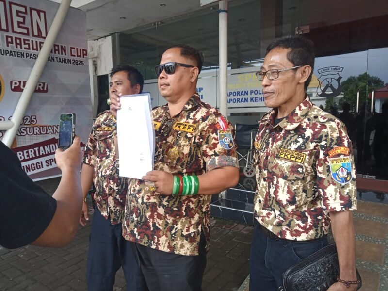 Dok foto: Ayik Suhaya beserta jajarannya tunjukkan surat pelaporan di polres pasuruan