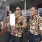 Dok foto: Ayik Suhaya beserta jajarannya tunjukkan surat pelaporan di polres pasuruan