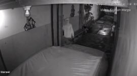 Ket foto. Aksi pencurian dengan bersenjata yang tertangkap CCTV di Desa Girimoyo Kecamatan Karangploso