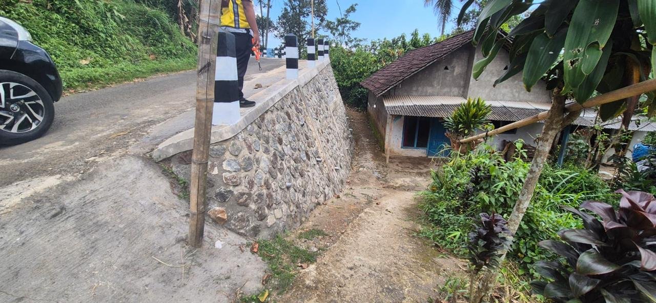 Jalan Jombok–Tangkilpait Ditangani Tuntas, PU Bina Marga Pastikan Akses di Desa Pait Kini Lebih Aman IMG-20251116-WA0002