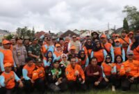 Ket foto. Wali Kota Malang, Dr. Ir. Wahyu Hidayat, MM, bersama TNI Polri relawan dan BPBD saat kegiatan simulasi atau gladi bencana yang dilaksanakan di Lapangan Amprong