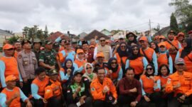 Ket foto. Wali Kota Malang, Dr. Ir. Wahyu Hidayat, MM, bersama TNI Polri relawan dan BPBD saat kegiatan simulasi atau gladi bencana yang dilaksanakan di Lapangan Amprong