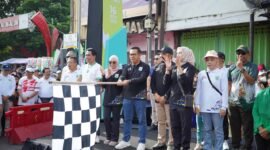 Ket foto. Wali Kota Batu Nurochman, mengibarkan bendera start tanda diberangkatkan 'Mlaku Bareng Sedoyo Sehat dan Bazar Sehat” di Alun-alun Kota Batu