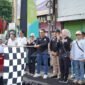 Ket foto. Wali Kota Batu Nurochman, mengibarkan bendera start tanda diberangkatkan 'Mlaku Bareng Sedoyo Sehat dan Bazar Sehat” di Alun-alun Kota Batu