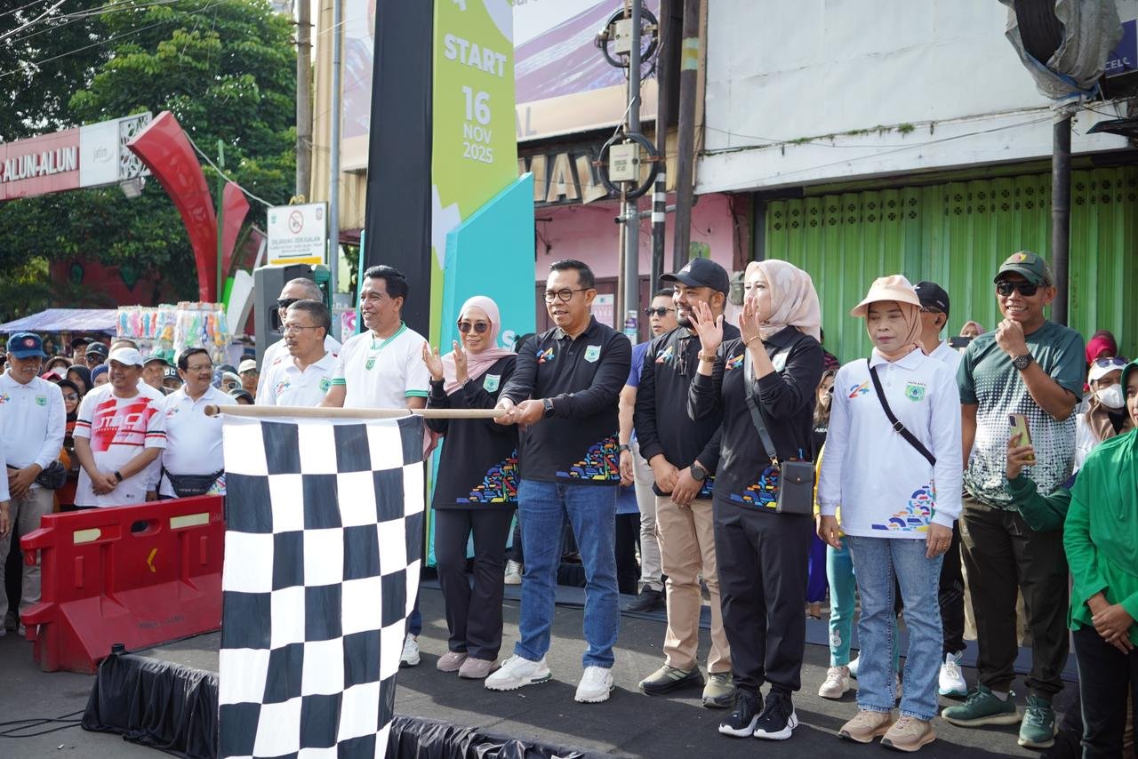 Ribuan Warga Padati “Mlaku Bareng Sedoyo Sehat” HKN ke-61 dan Hari Jadi ke-24 Kota Batu IMG-20251116-WA0039