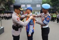 Ket foto. Wakapolresta Malang kota, AKBP Oskar Syamsuddin, SIK, MT, saat menyematkan plakat tanda dimulainya Operasi Zebra Tahun 2025