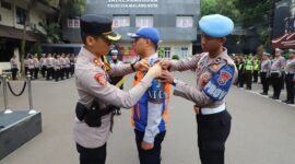 Ket foto. Wakapolresta Malang kota, AKBP Oskar Syamsuddin, SIK, MT, saat menyematkan plakat tanda dimulainya Operasi Zebra Tahun 2025