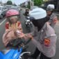 Dokumen foto : satlantas saat memberikan susu kepada anak sekolah dan pengendara