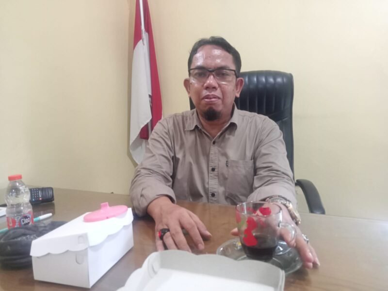 Foto : kepala desa Oro - Oro Ombo wetan, Amin Tohari .