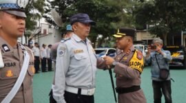Ket foto. Kapolres Batu, AKBP Andi Yudha Pranata, saat menyematkan atribut tanda dimulainya Operasi Zebra 2025