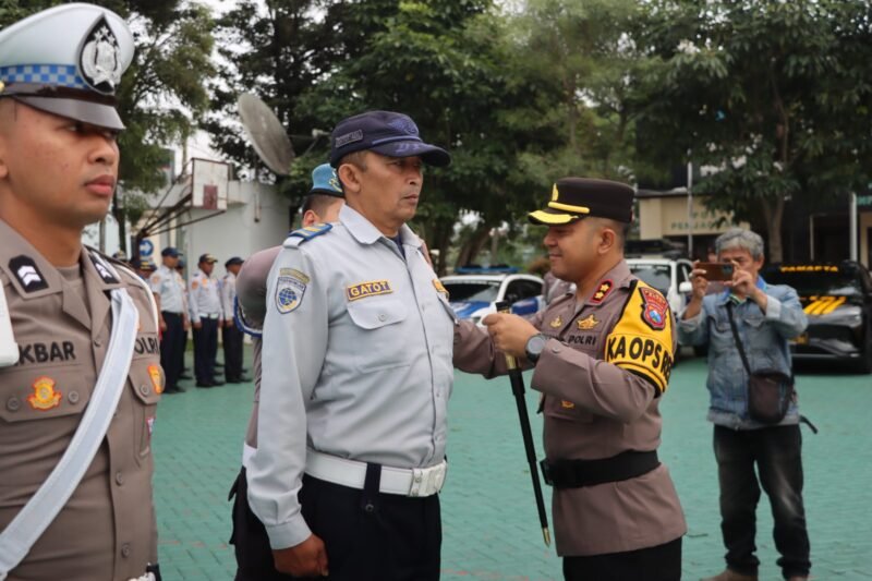 Ket foto. Kapolres Batu, AKBP Andi Yudha Pranata, saat menyematkan atribut tanda dimulainya Operasi Zebra 2025