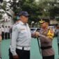 Ket foto. Kapolres Batu, AKBP Andi Yudha Pranata, saat menyematkan atribut tanda dimulainya Operasi Zebra 2025