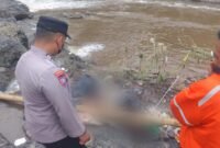 Ket foto. Petugas Kepolisian Resor Malang saat melakukan olah di TKP 