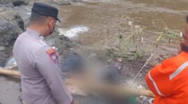 Ket foto. Petugas Kepolisian Resor Malang saat melakukan olah di TKP 