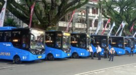 Ket foto. Bus TransJatim yang diresmikan Gubernur Khofifah terparkir disamping Balaikota Malang
