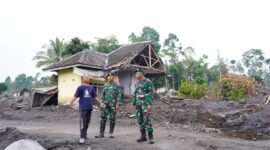 Ket foto. Prajurit TNI dari Divif 2 Kostrad saat berada di lokasi bencana erupsi gunung Semeru