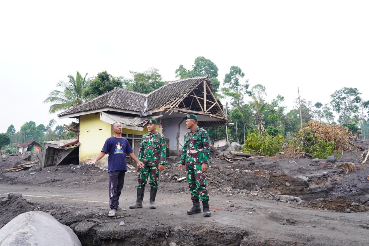 Prajurit Divif 2 Kostrad Tembus Zona Berbahaya Semeru, Utamakan Penyelamatan Warga Lumajang IMG-20251122-WA0014