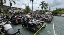 Ket foto. Ratusan kendaraan roda dua hasil razia balap liar di depan stadion Kanjuruhan terparkir di halaman Mapolres Malang 
