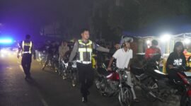Ket foto. Petugas Kepolisian Resor Malang saat melakukan razia balap liar di depan stadion Kanjuruhan