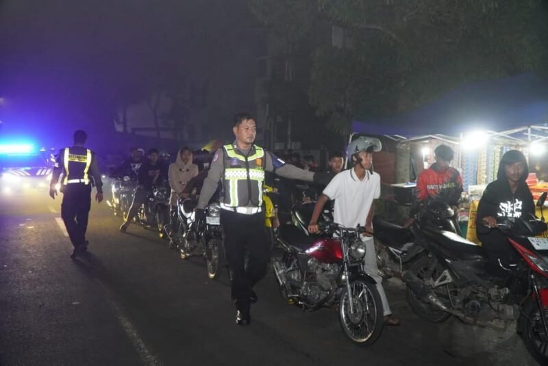 Ket foto. Petugas Kepolisian Resor Malang saat melakukan razia balap liar di depan stadion Kanjuruhan