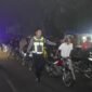 Ket foto. Petugas Kepolisian Resor Malang saat melakukan razia balap liar di depan stadion Kanjuruhan