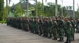 Ket foto. Panglima Divisi Infanteri 2 Kostrad, Mayjen TNI Susilo, turun langsung memimpin pengerahan pasukan dalam operasi tanggap darurat bencana erupsi gunung Semeru