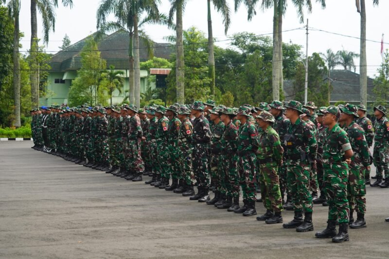 Ket foto. Panglima Divisi Infanteri 2 Kostrad, Mayjen TNI Susilo, turun langsung memimpin pengerahan pasukan dalam operasi tanggap darurat bencana erupsi gunung Semeru
