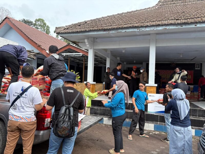 Ket foto. BRI Peduli saat menyalurkan bantuan untuk korban terdampak erupsi gunung Semeru 