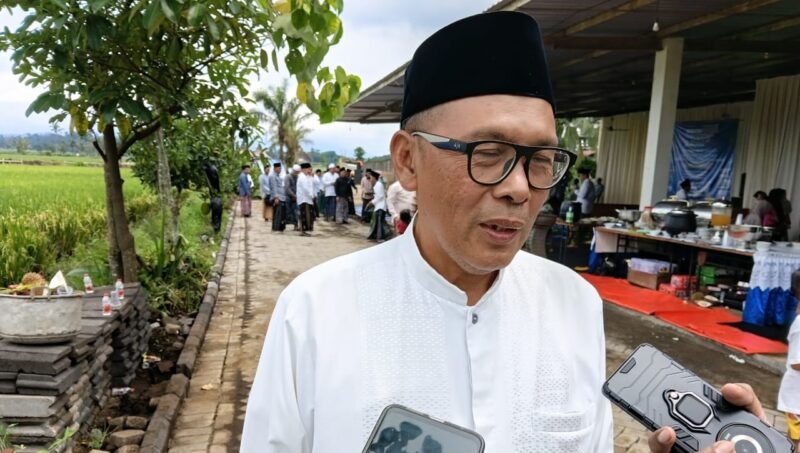Ket foto. Ketua Dewan Masjid Indonesia (DMI) Kabupaten Malang, KH. Imam Sibaweh saat diwawancara awak media usai acara