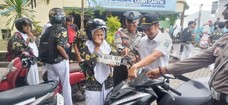 Dokumen foto: satlantas polres Pasuruan saat kegiatan penyuluhan operasi di SMAN 1 Pandaan