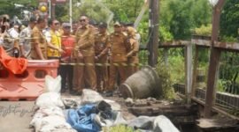 Ket foto. Wali Kota Malang, Wahyu Hidayat bersama beberapa OPD meninjau trotoar jembatan Brantas yang ambrol