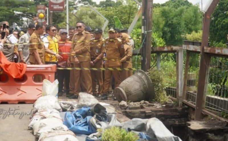 Ket foto. Wali Kota Malang, Wahyu Hidayat bersama beberapa OPD meninjau trotoar jembatan Brantas yang ambrol